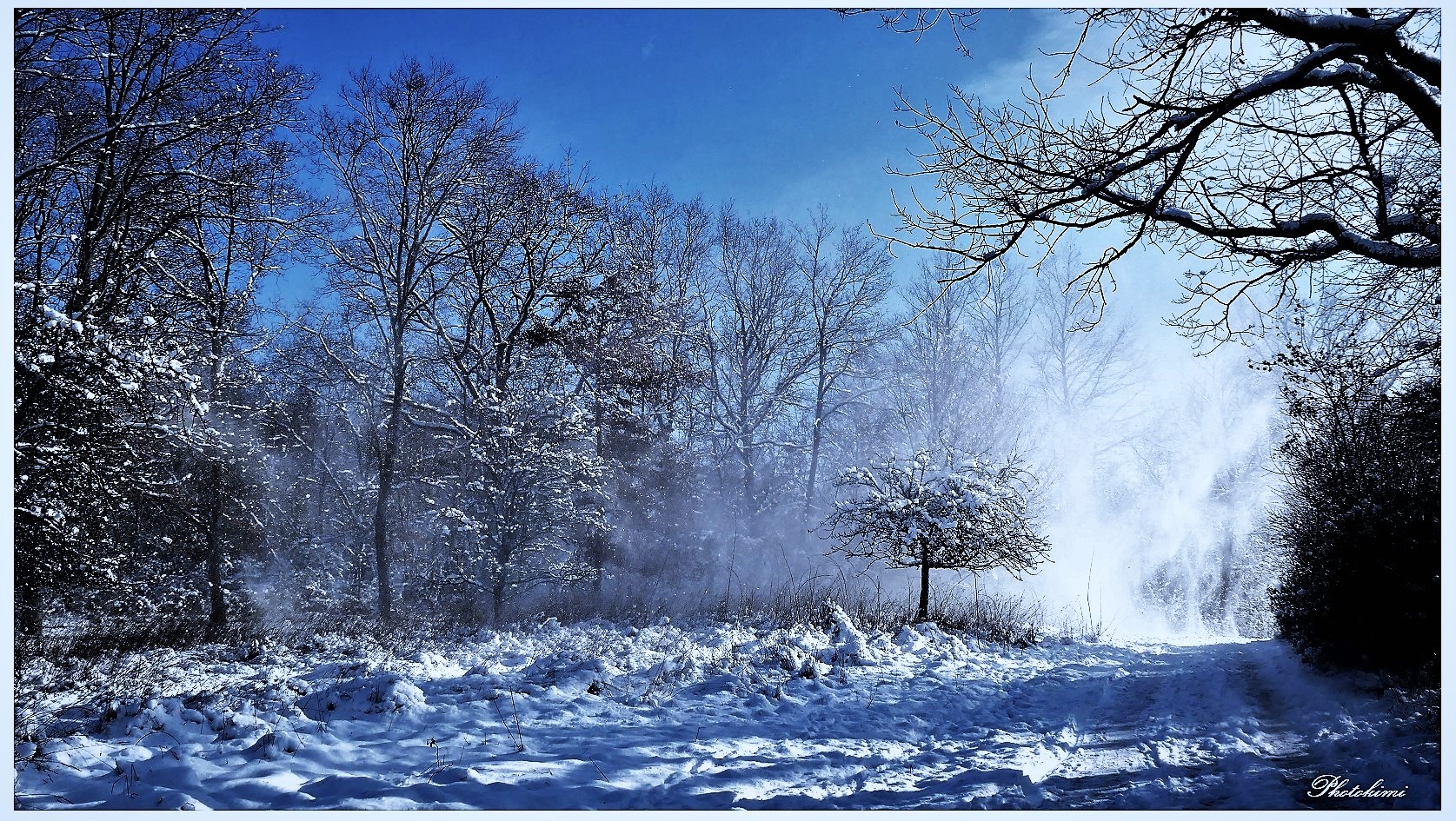 Schnee Wehen unter dem blauen Himmel (II)