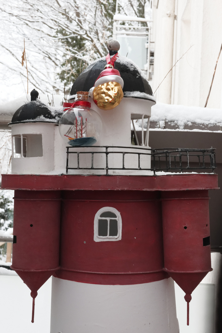 Schnee, Weihnachten, Kugeln, Balkon = Kitsch... 