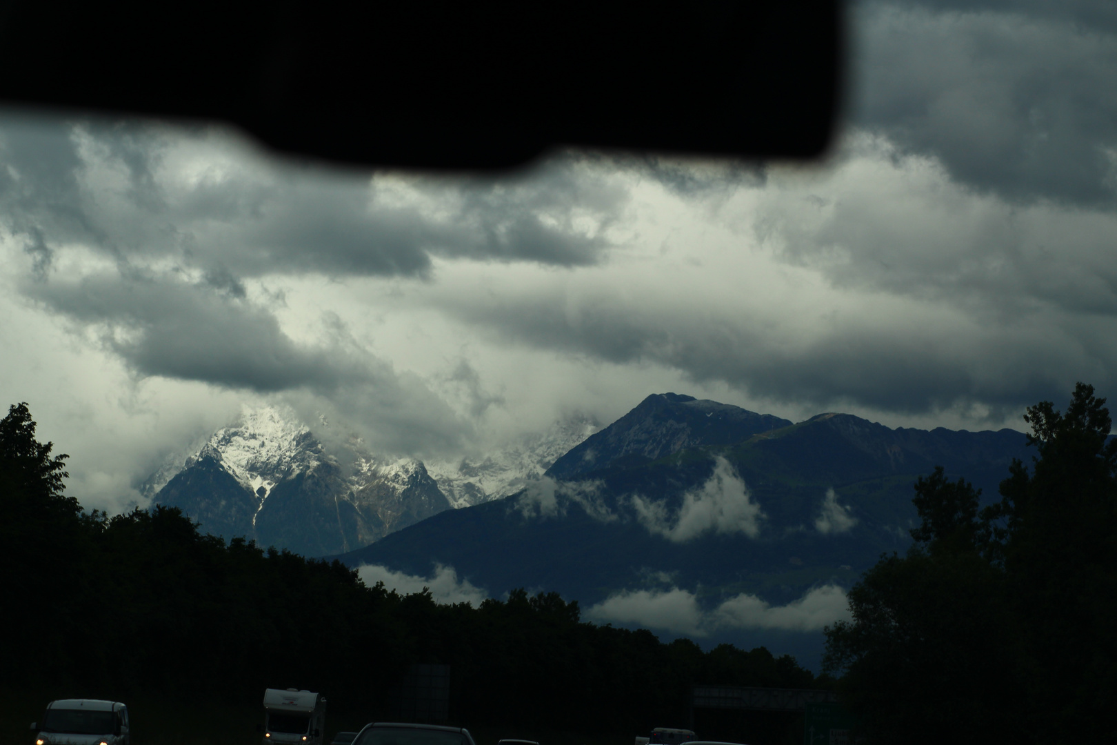 Schnee, Wolken und Berge