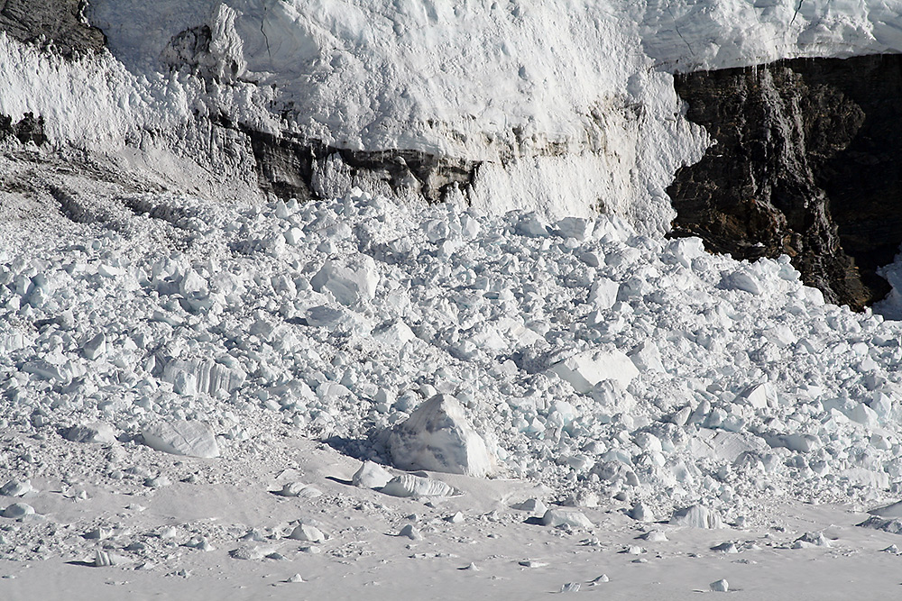 Schneeabsturtz, der noch recht frisch aussieht