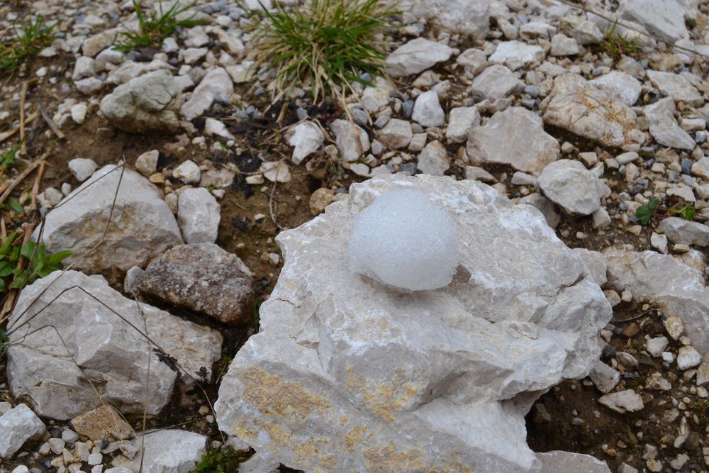 Schneeball vom Gletscher auf Stein.