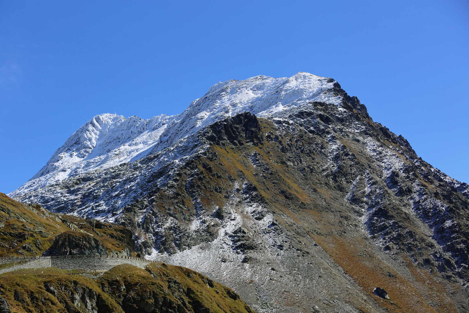 Schneebedeckt in der Schweiz, andere Seite des Gipfels Italien ohne Schnee