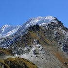 Schneebedeckt in der Schweiz, andere Seite des Gipfels Italien ohne Schnee