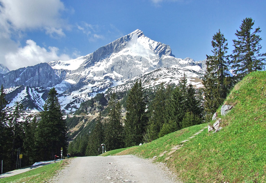 Schneebedeckte Alpspitze am 26. Mai 2016