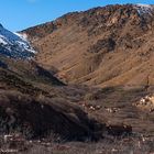 Schneebedeckte Berge und abgelegene Dörfer