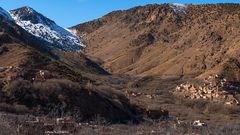 Schneebedeckte Berge und abgelegene Dörfer