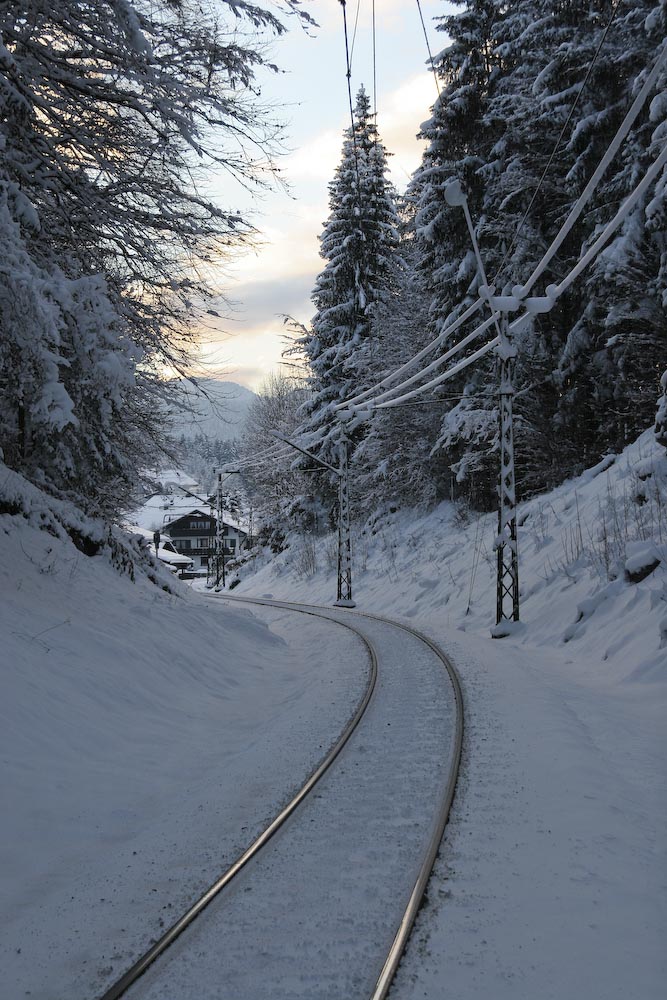 Schneebedeckte Fahrbahn