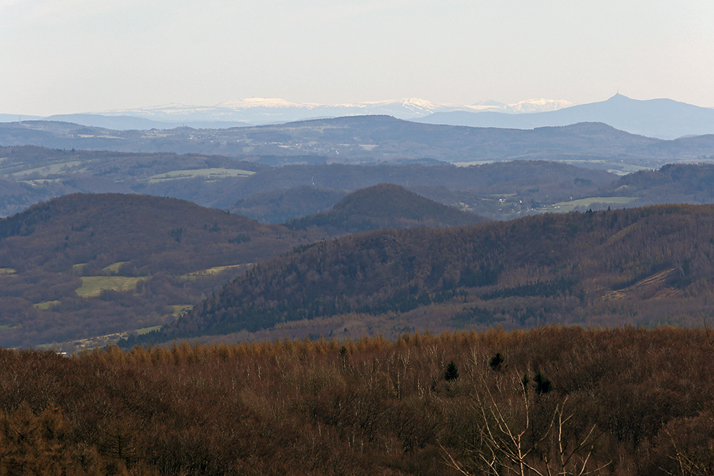 schneebedeckte Gipfel im Riesengebirge in 120km Entfernung von der Nollendorfer Höhe am 12.04. 15