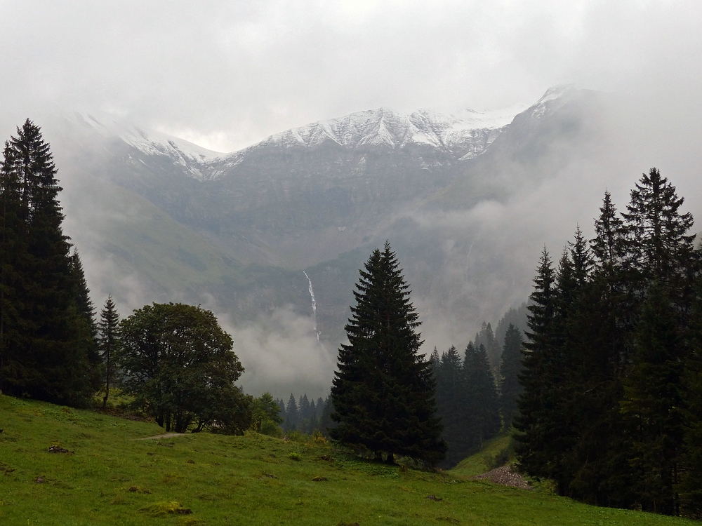 Schneebedeckte Gipfel über dem Dietersbachtal