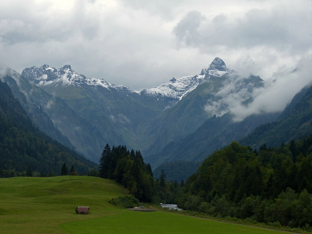 Schneebedeckte Gipfel über dem Trettachtal