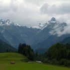 Schneebedeckte Gipfel über dem Trettachtal