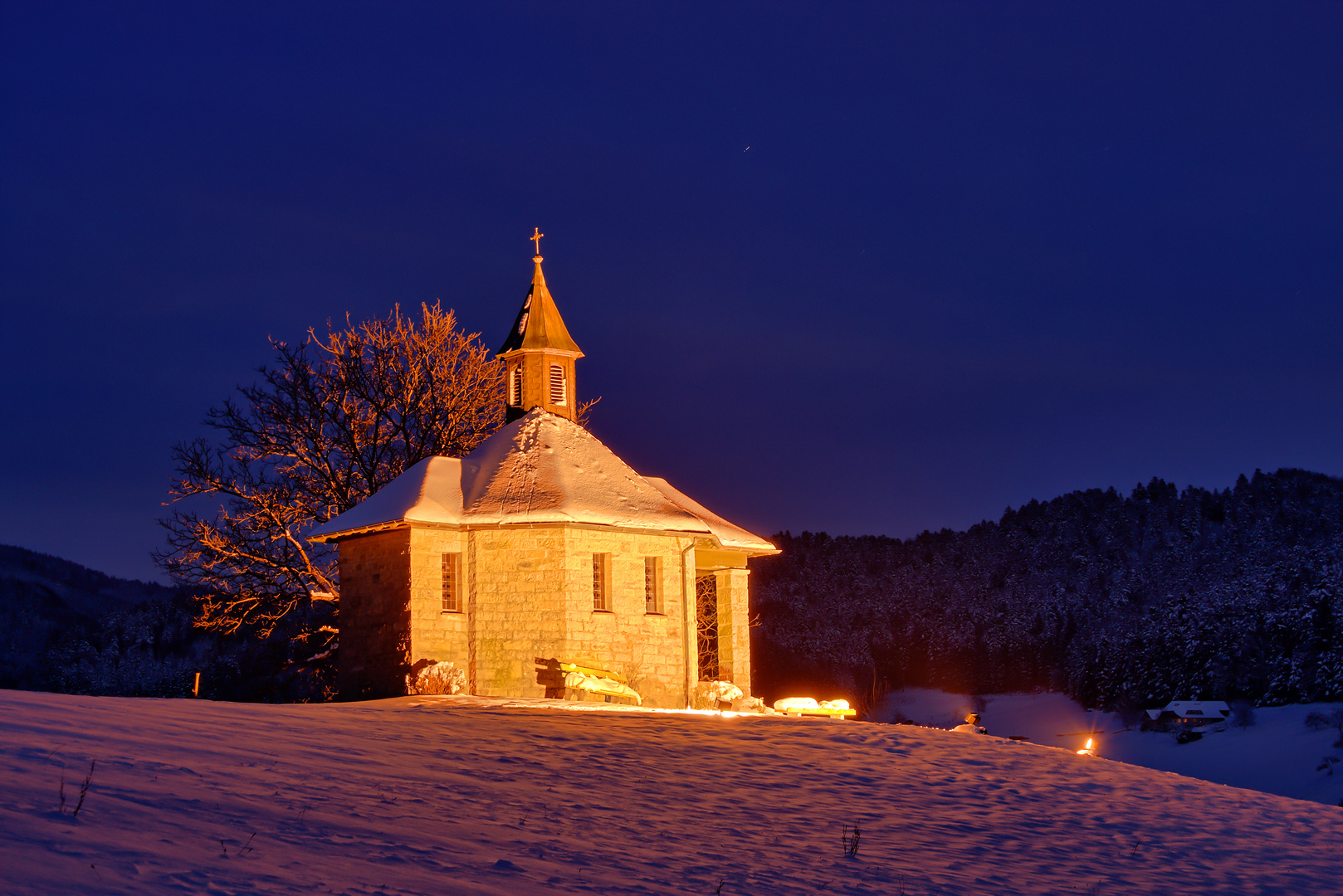 schneebedeckte Kapelle im Winter