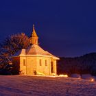 schneebedeckte Kapelle im Winter