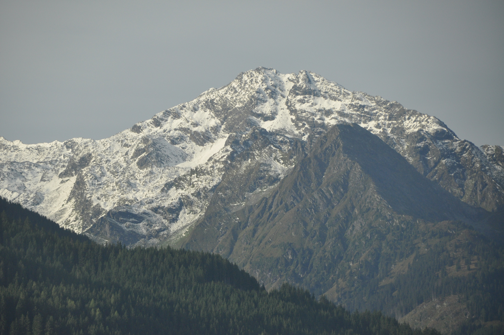 Schneebedeckter Berg