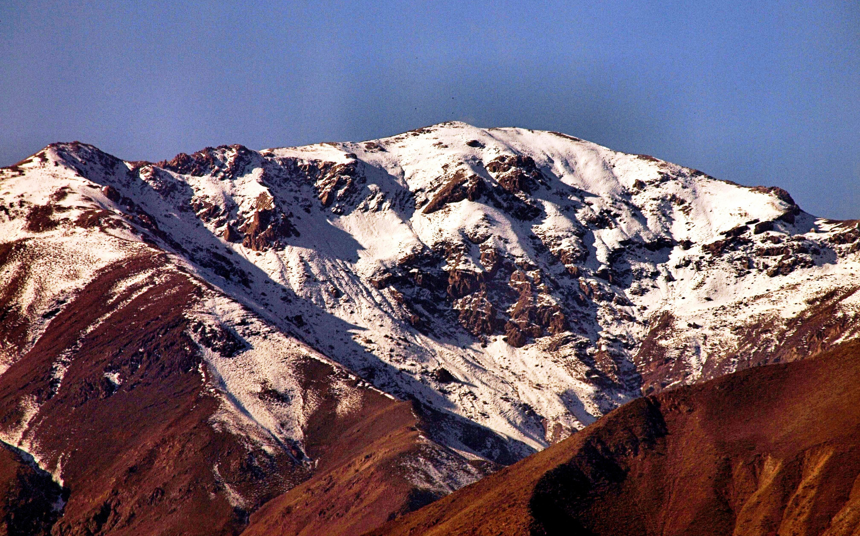 Schneebedeckter Berg im Zagrosgebirge