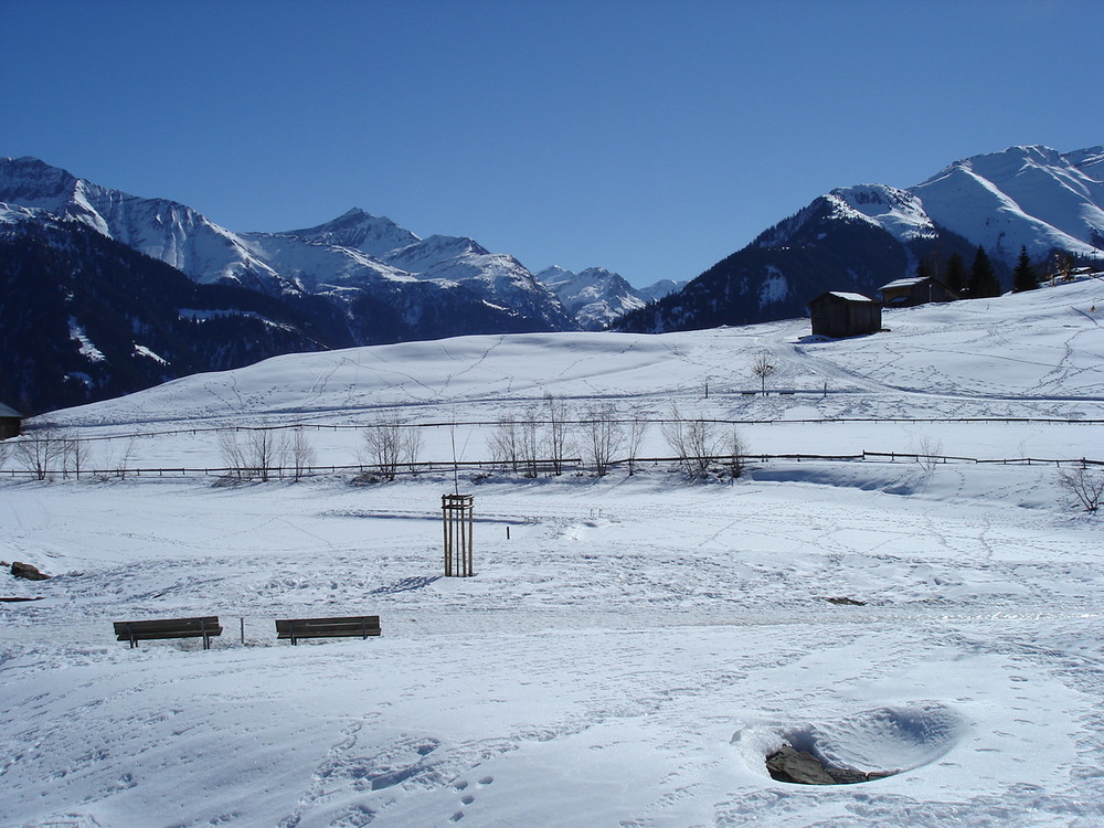 Schneebedeckter Bergmoorsee