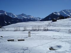 Schneebedeckter Bergmoorsee