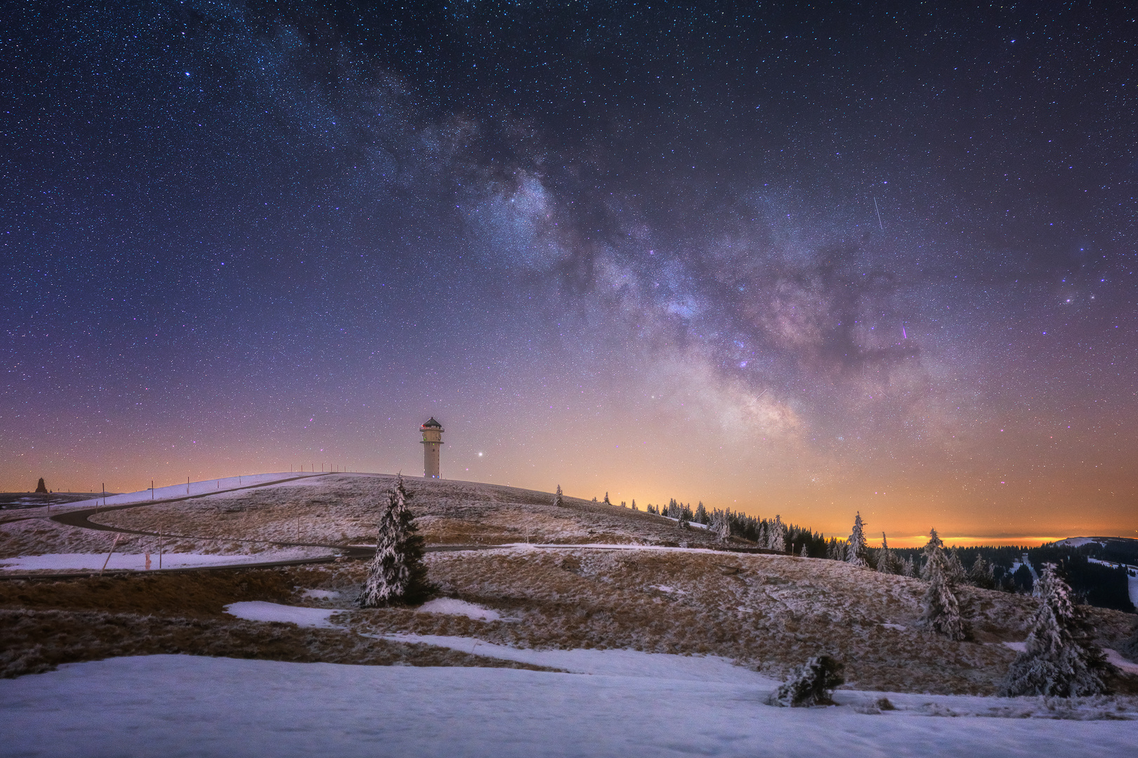 Schneebedeckter Feldberg mit Milchstraße