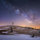 Schneebedeckter Feldberg mit Milchstraße