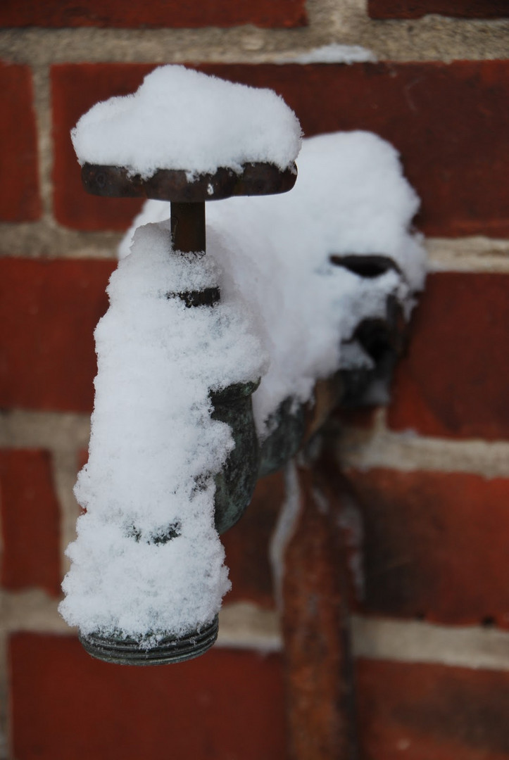 ´Schneebedeckter Wasserhahn