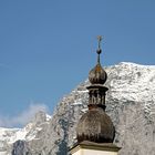 Schneebedeckter Watzmann im Vordergrund die Kirchturmspitze vom malerischen Kirche in Ramsau