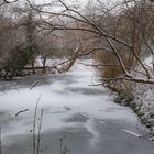 Schneebedeckter zugefrorener Teich