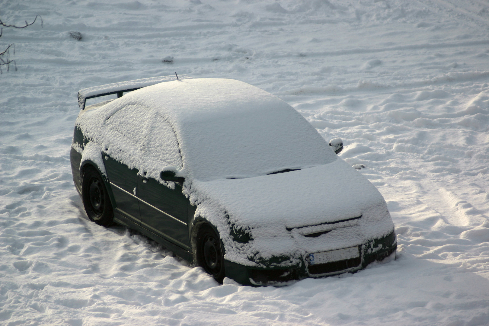 Schneebedecktes Auto