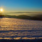 schneebeglänztes Feld bei Sonnenaufgang