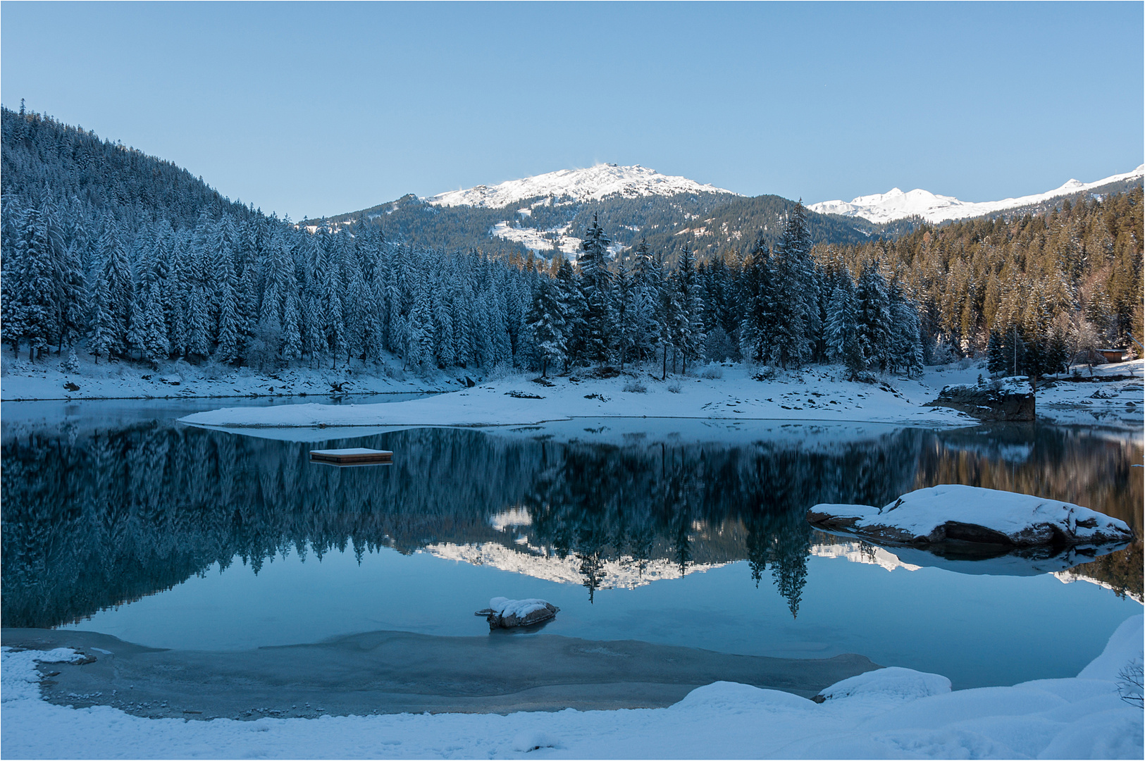 Schneeberge im See