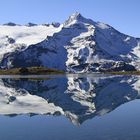 Schneebiger Nock spiegelt sich im Koflersee.