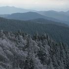 schneeblaue Hügelschluchten