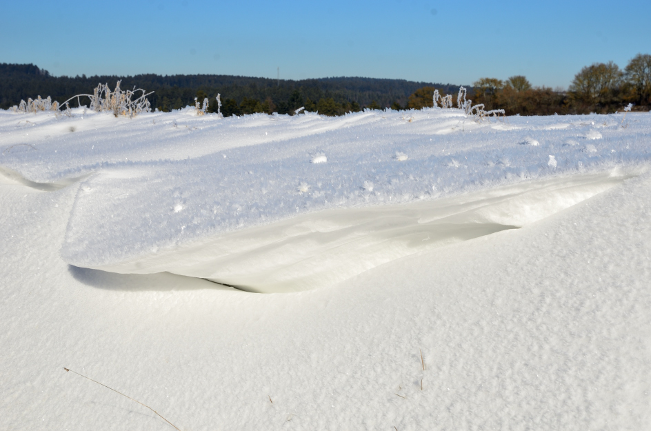 Schneebruchkante mit Eiskristallen