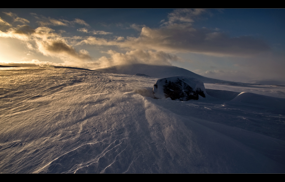 Schneedrift am Abend