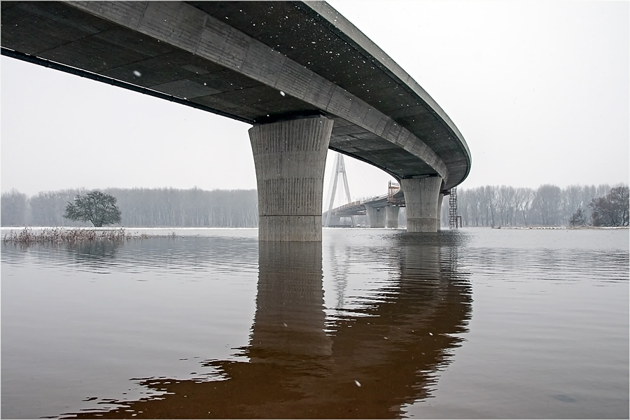 Schneefall an breiter Elbe