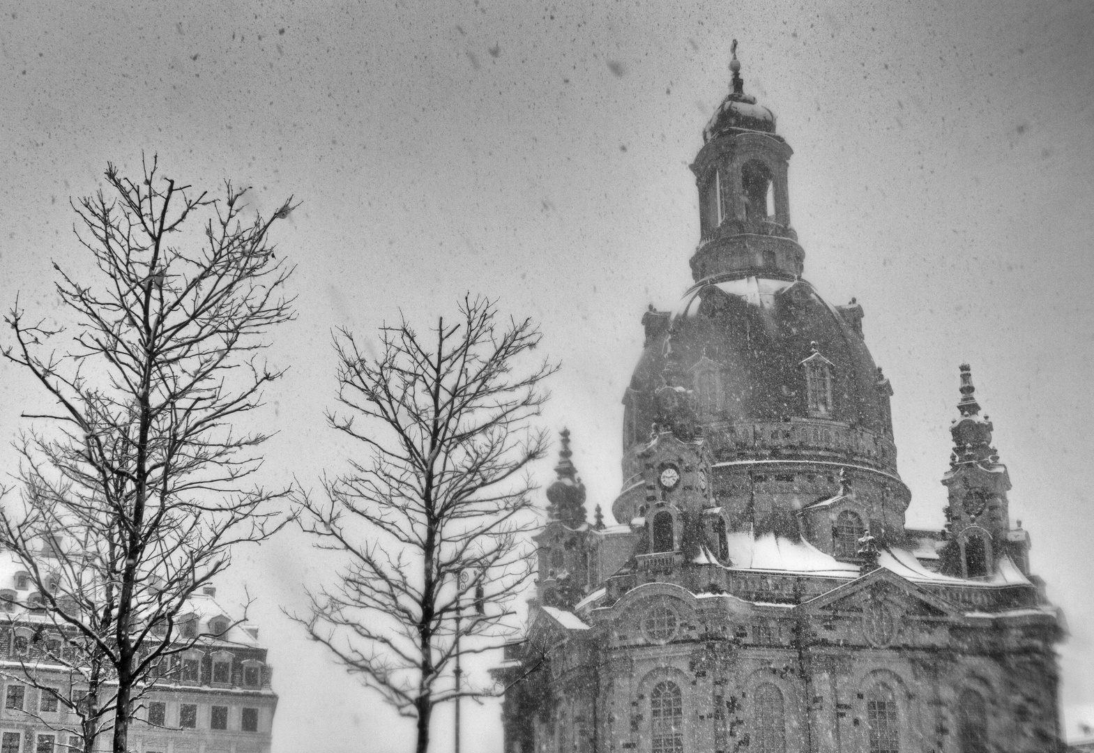 Schneefall an der Frauenkirche