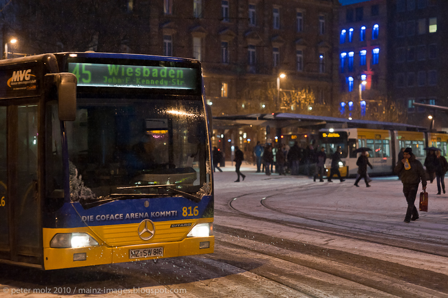 Schneefall auf dem Bahnhofsvorplatz / Mainz 2010