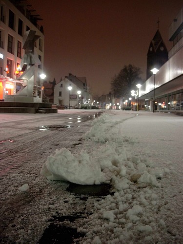 Schneefall - in Langenfeld türmte sich die weiße Pracht nach dem Schneeräumer