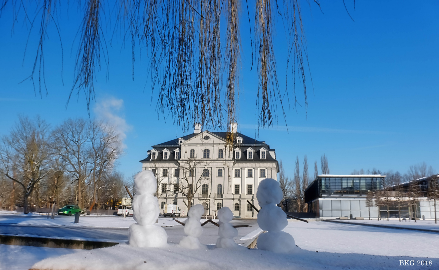 Schneefamilie Schloss Tinz II