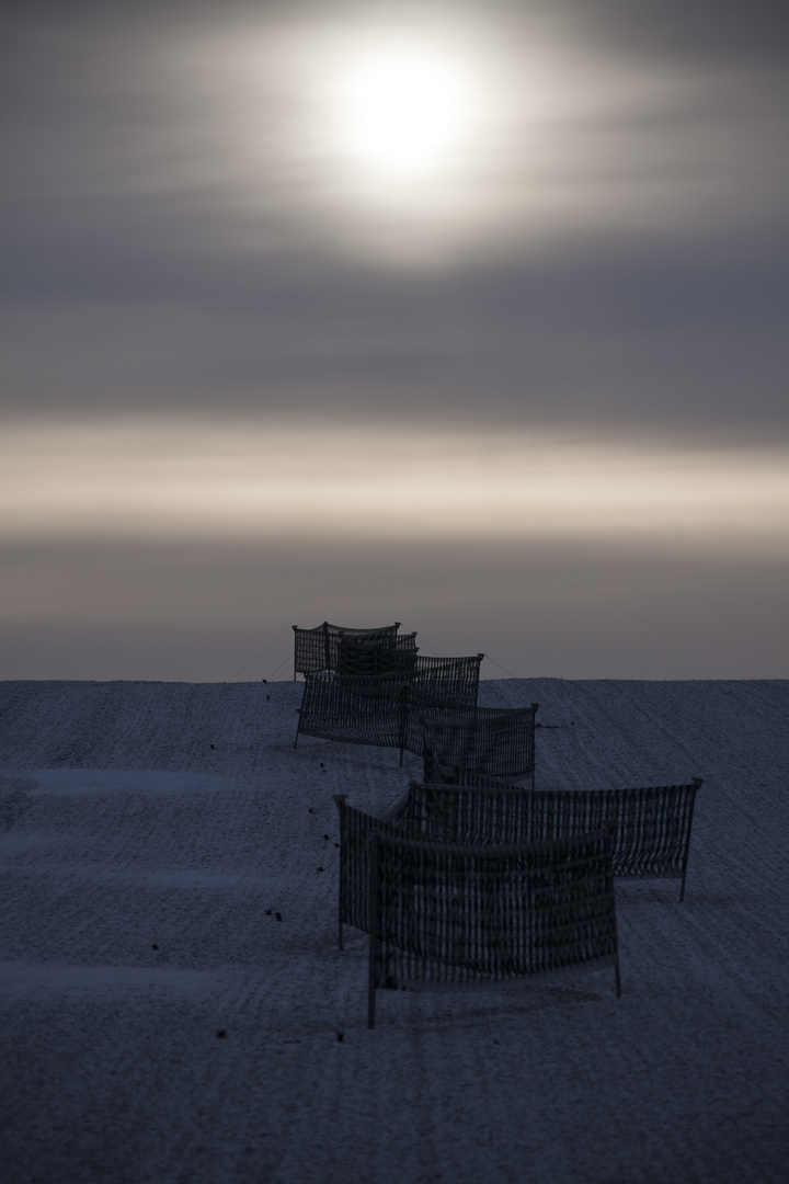 Schneefangzäune warten auf den nächsten Schnee