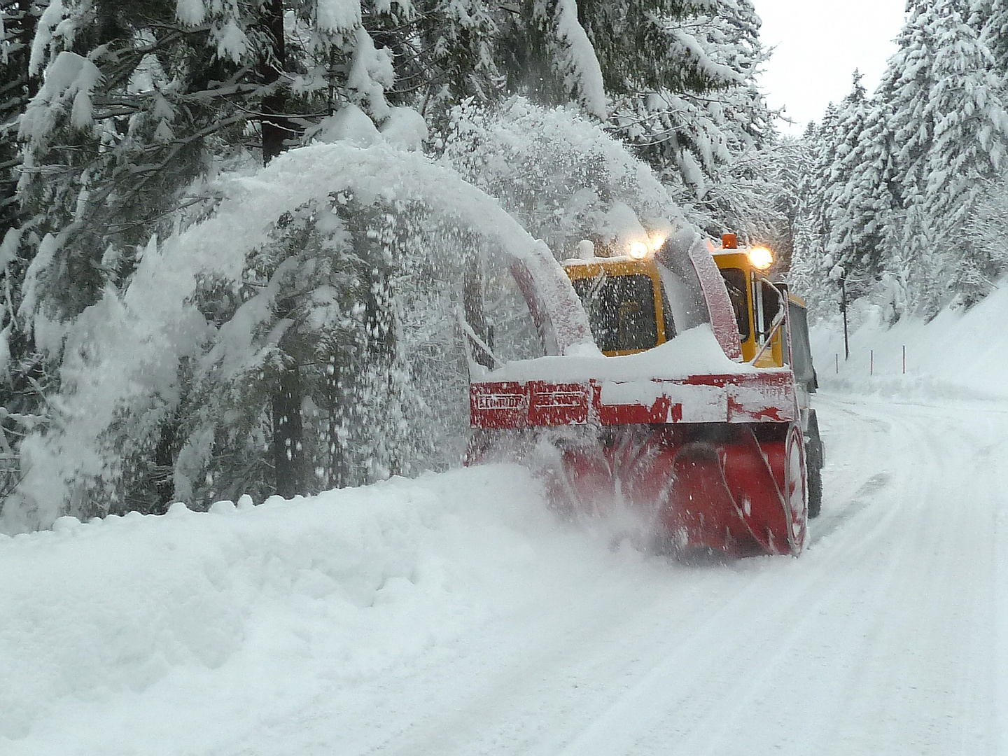 Schneefräse bei der Arbeit