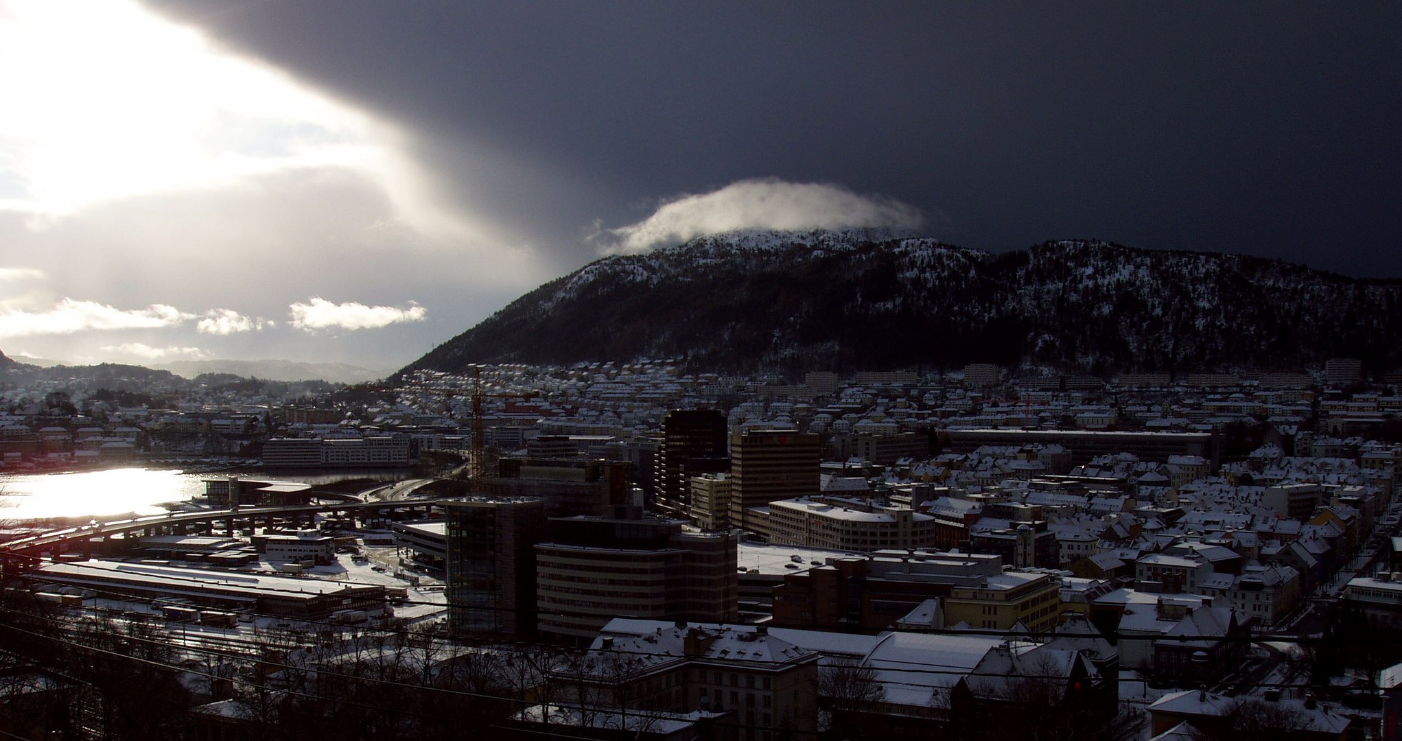 Schneefront über Bergen