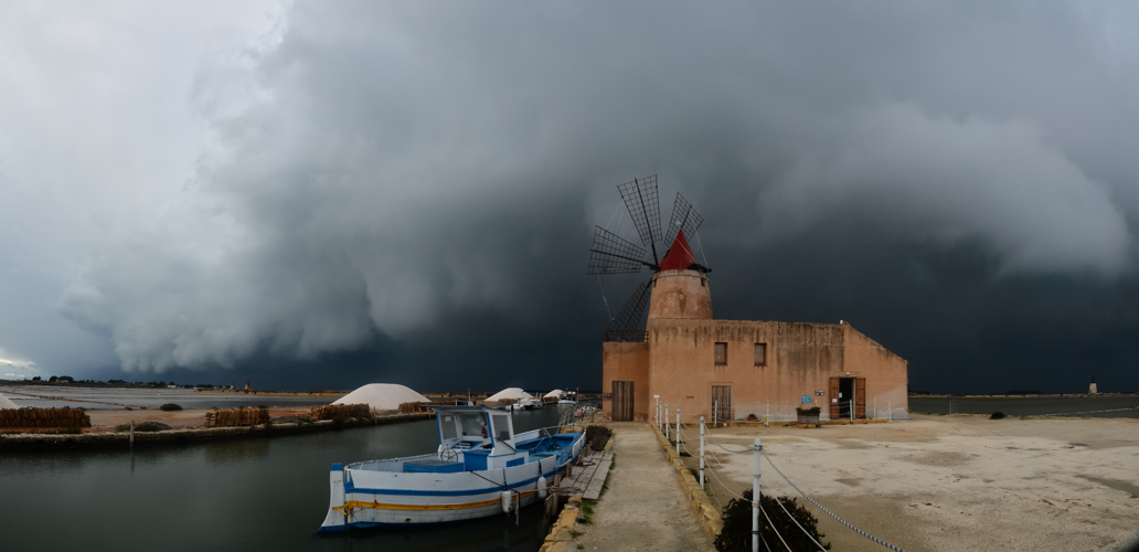 Schneefront über den Salinen von Trapani