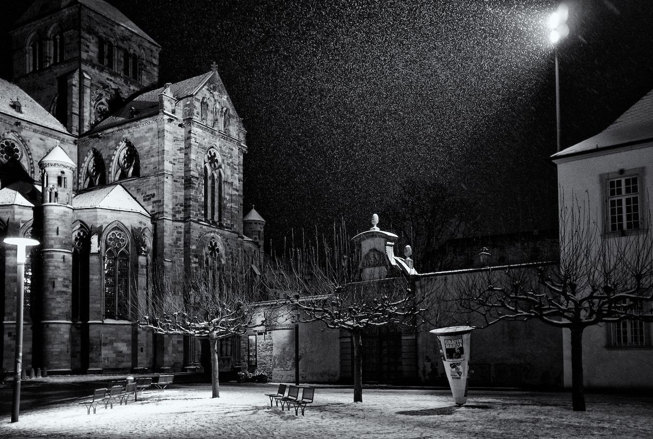 Schneegestöber vor der Kirche