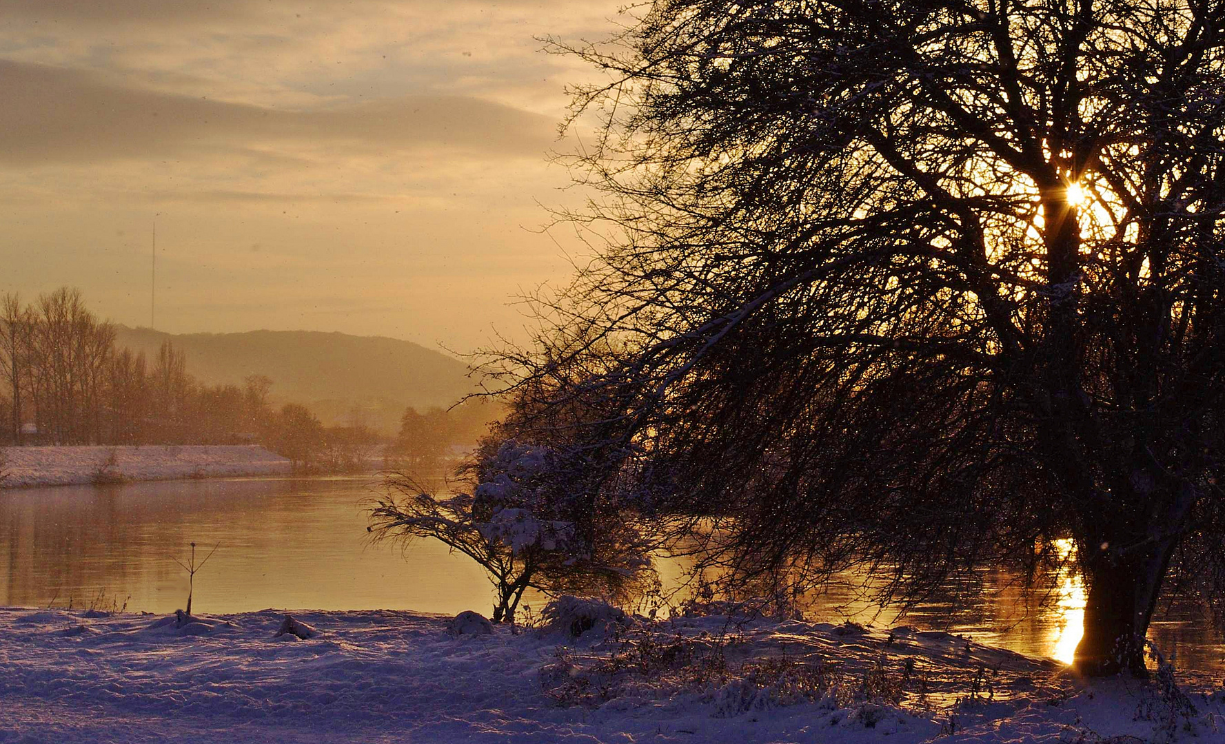 Schneegriesel kurz vor Sonnenuntergang ...