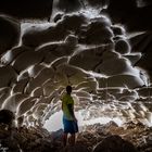 Schneehöhle in den Dolomiten