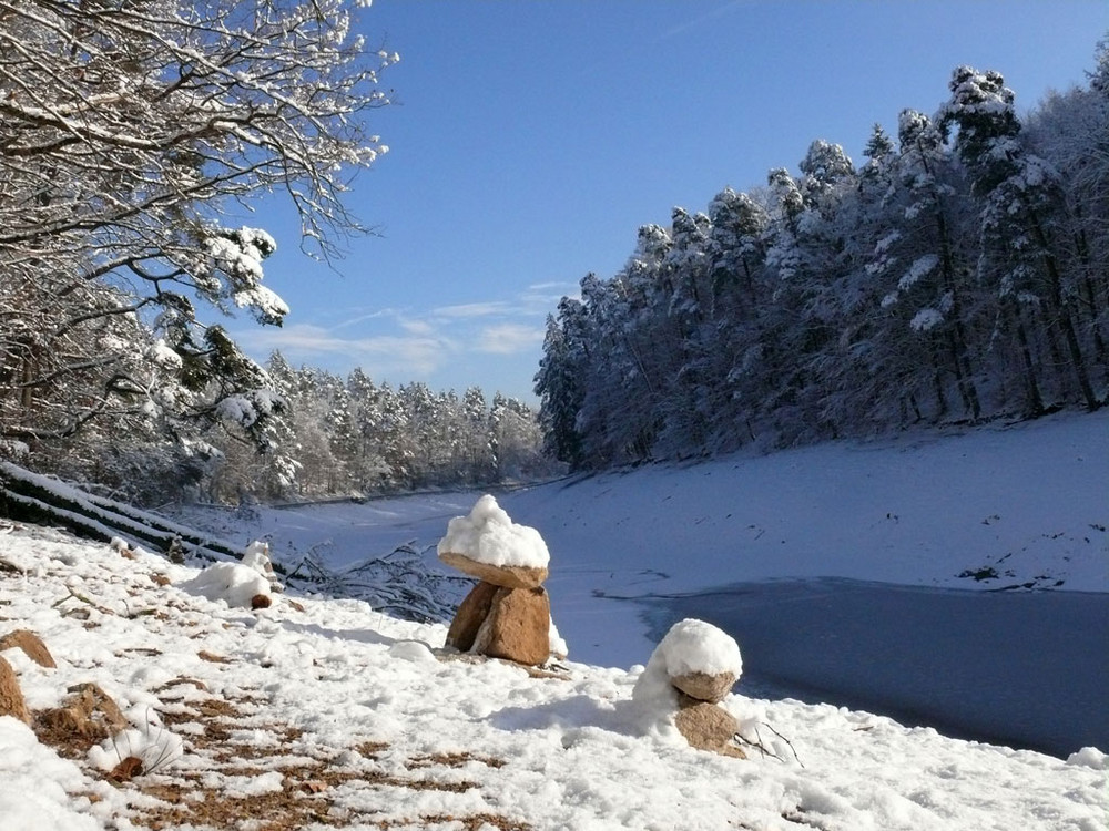 Schneehütchen am See