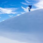 Schneekanone in den österreichischen Bergen mit blauem Himmel