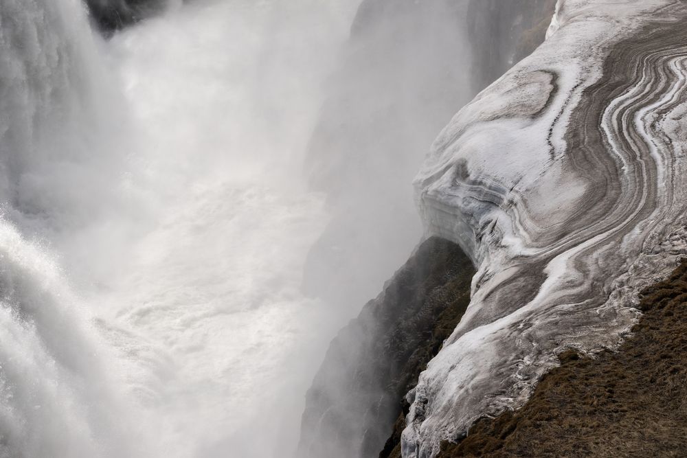 Schneekatze bewacht Wasserfall