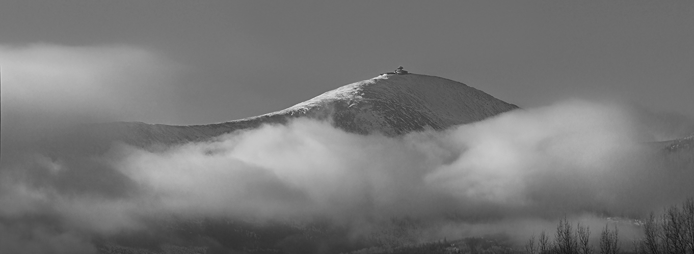 Schneekoppe in Nebelschwaden.