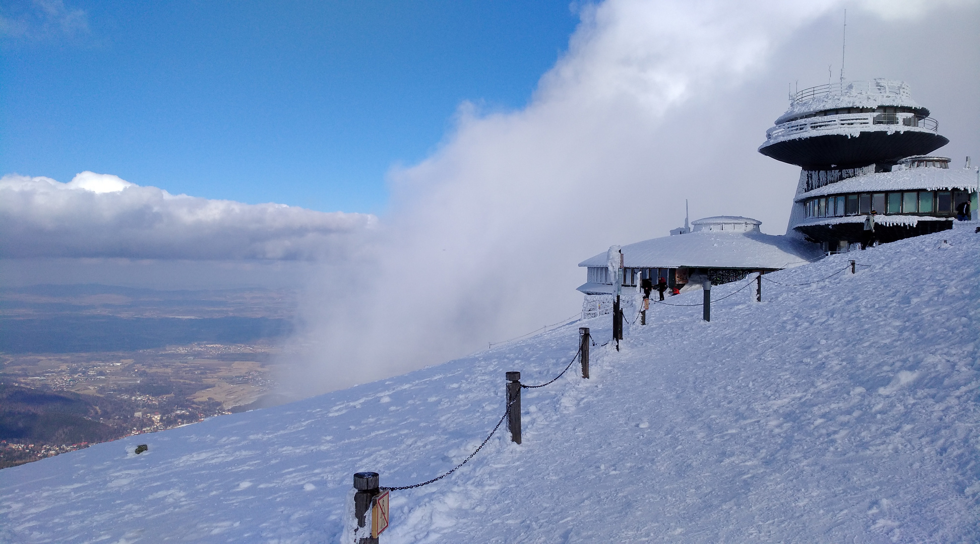 Schneekoppe UFO im Winter